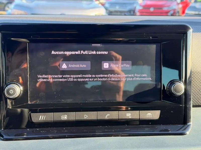 Écran tactile central du SEAT Arona 2025 affichant l'interface Full Link avec options Android Auto et Apple CarPlay.