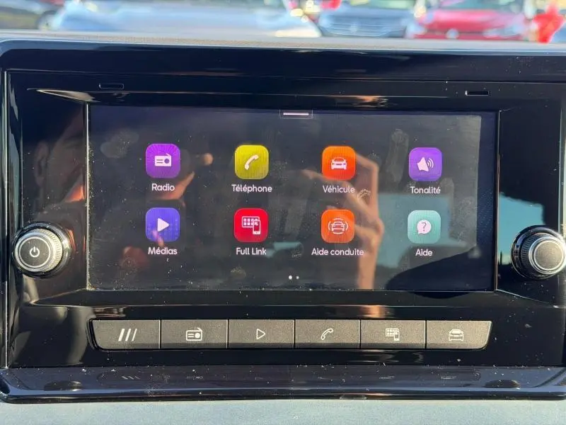 Écran tactile central du SEAT Arona 2025 affichant le menu principal avec icônes colorées, vue frontale rapprochée.