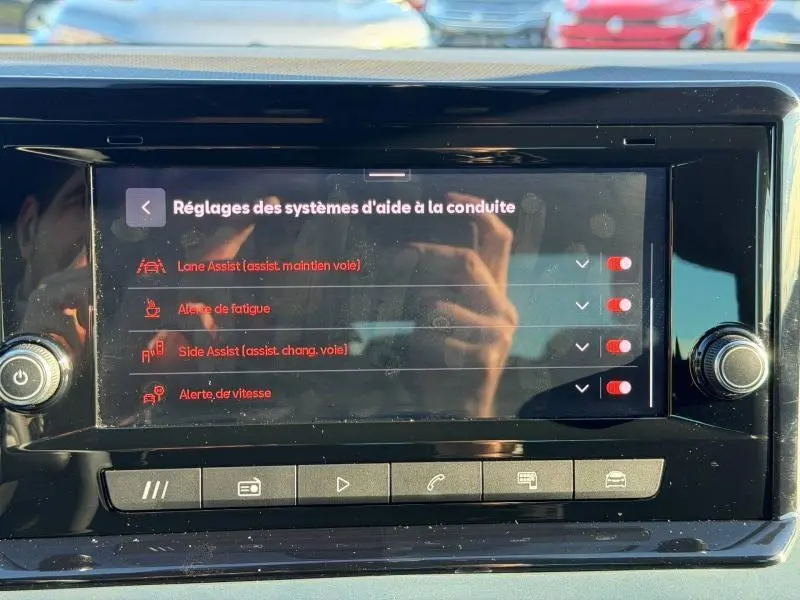Écran tactile du système d'aide à la conduite du SEAT Arona 2025, affichant les réglages en mode jour.