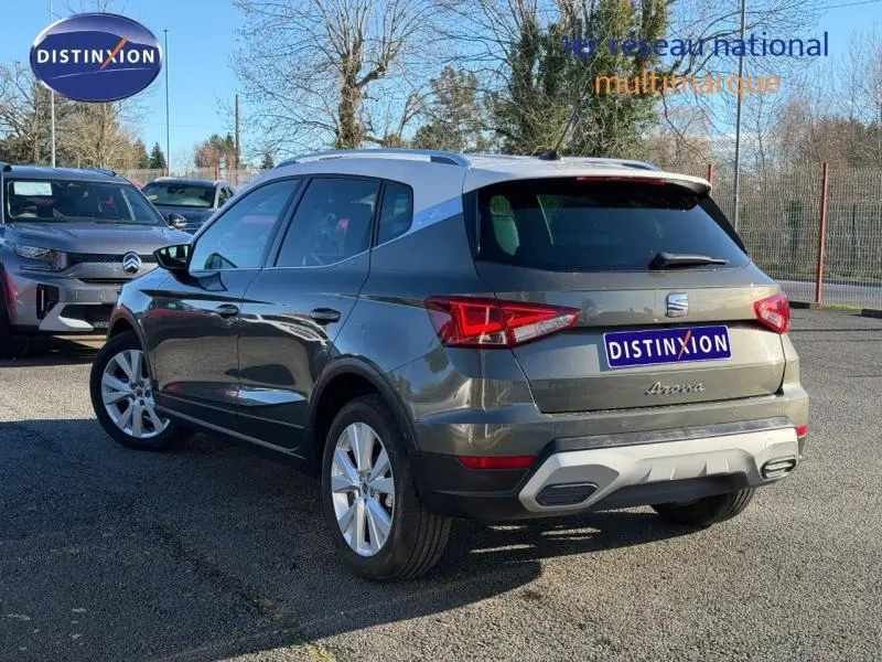 Vue 3/4 arrière droite d'un SEAT Arona gris métallisé 2025 avec toit blanc et détails X-PERIENCE SPECIAL.