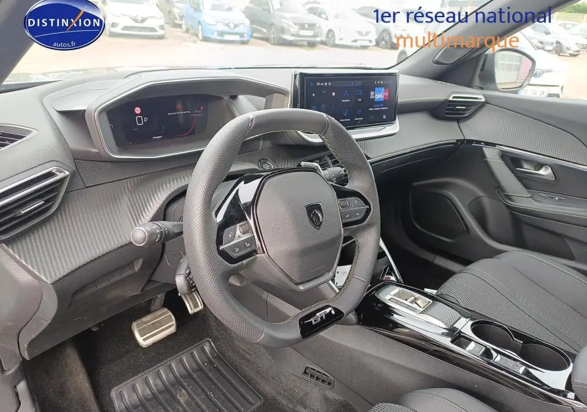 Vue intérieure côté conducteur du Peugeot 2008 1.2 hybrid 145 GT e-DCS6 2025, volant cuir GT et écran tactile.