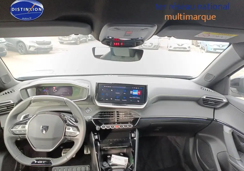 Intérieur Peugeot 2008 1.2 Hybrid 145 GT e-EAT8, vue avant du tableau de bord avec écran tactile et volant cuir GT.