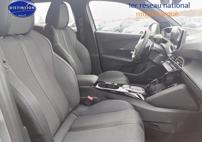 Vue intérieure côté gauche du Peugeot 2008 1.2 hybrid 145 GT e-EAT8 avec sièges tissu et cuir gris Artense et console centrale brillante.