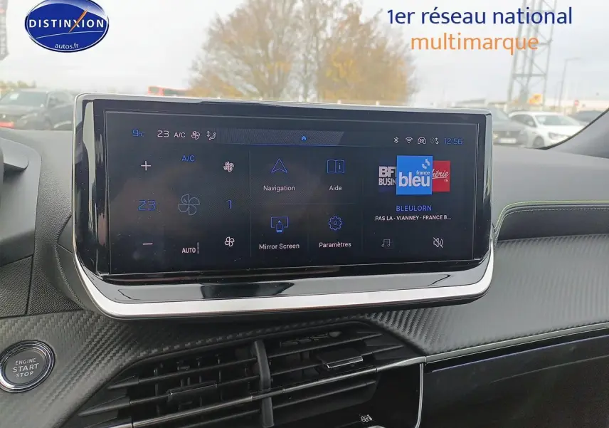 Vue intérieure du tableau de bord du Peugeot 2008 1.2 hybrid 145 GT e-dcs6 avec écran tactile et finition carbone noire.