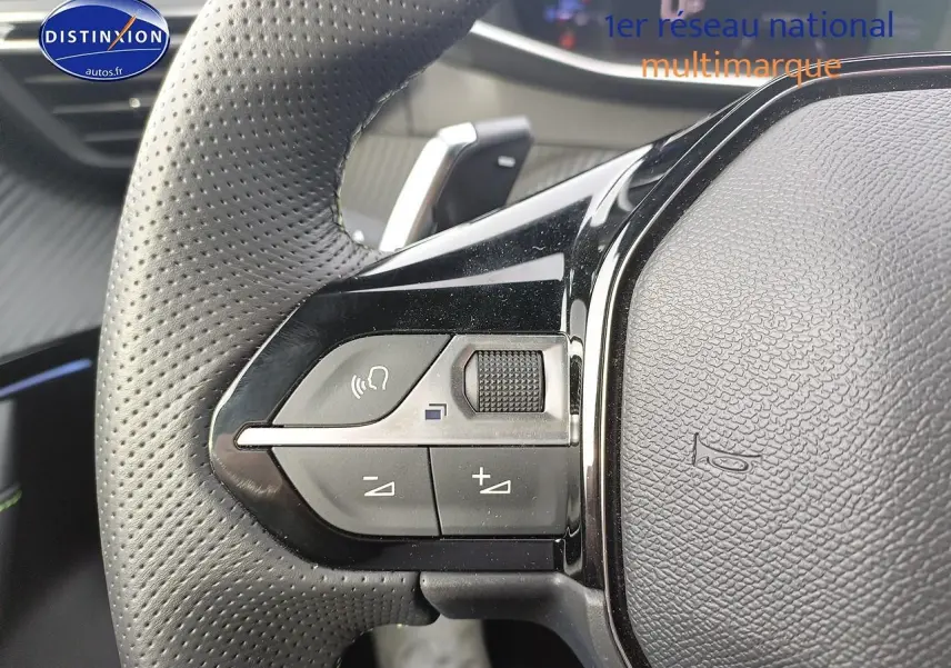 Gros plan sur la partie gauche du volant cuir perforé du Peugeot 2008 1.2 Hybrid 145 GT e-DCS6 2025.