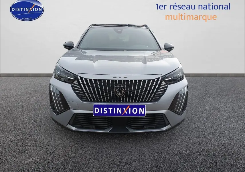 Vue avant d'un Peugeot 2008 1.2 hybrid 145 GT e-DCS6 gris Artense avec calandre distinctive et phares LED.