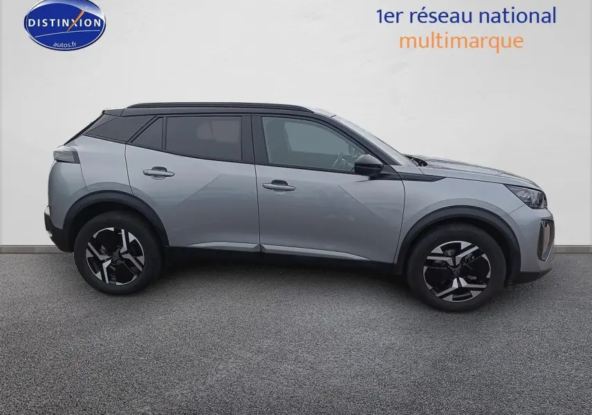 Profil droit d’un Peugeot 2008 1.2 hybrid 145 GT e-DCS6 gris Artense avec jantes alu noires et toit noir.