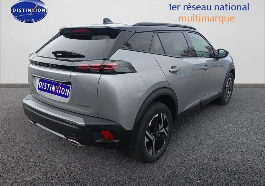 Vue 3/4 arrière droite d'un Peugeot 2008 gris Artense avec toit noir et feux arrière LED distinctifs.