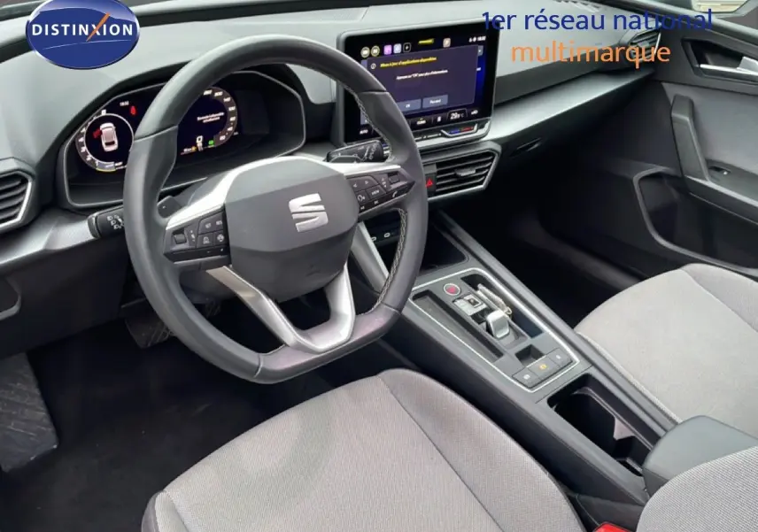 Intérieur de la SEAT LEON IV 1.5TSI 115 DSG Style 25e Anniversaire, vue cockpit côté conducteur avec tableau de bord numérique.