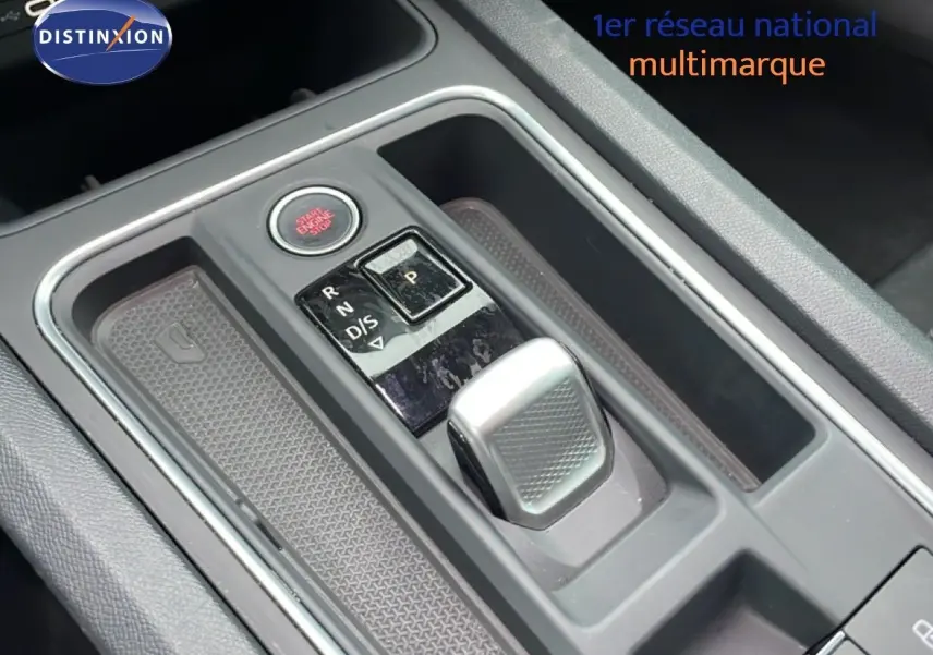 Gros plan sur la console centrale de la SEAT LEON IV gris Fiord, montrant le levier de vitesses automatique et bouton start/stop.