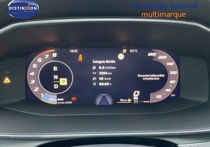 Affichage numérique du tableau de bord de la SEAT LEON 2025, avec indicateurs de vitesse, régime et informations de conduite.