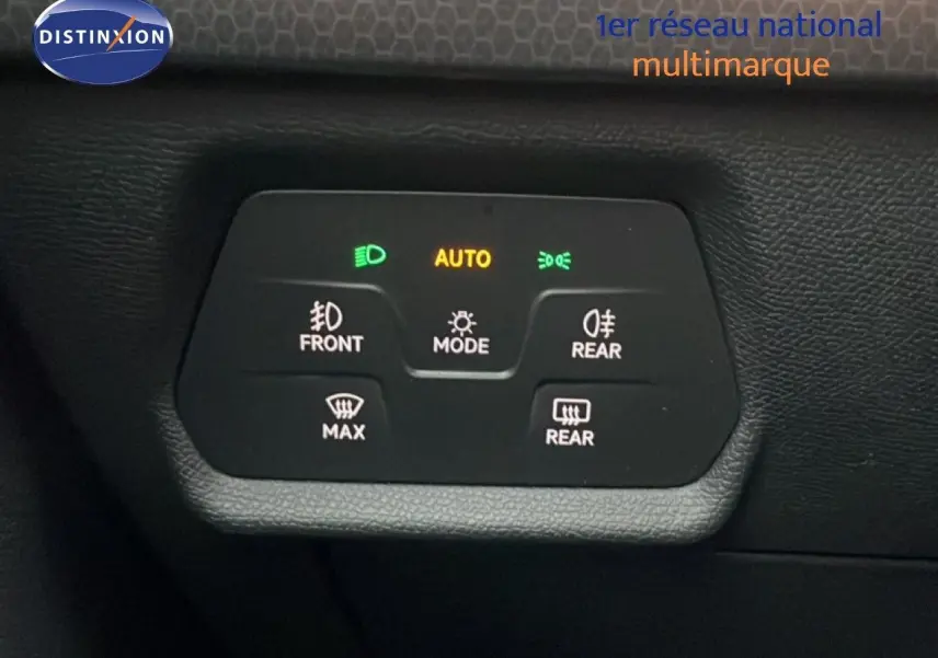Panneau de commande des feux et dégivrage avec éclairage automatique dans l’habitacle noir d’une SEAT Leon gris fiord.