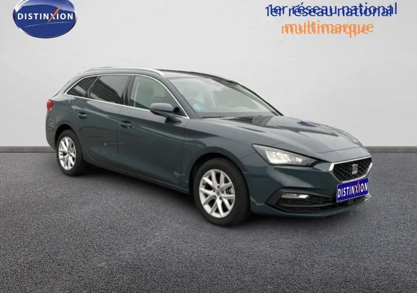 SEAT Leon IV 1.5 TSI gris Fiord vue 3/4 avant droit, break élégant avec jantes alliage et phares LED allumés.