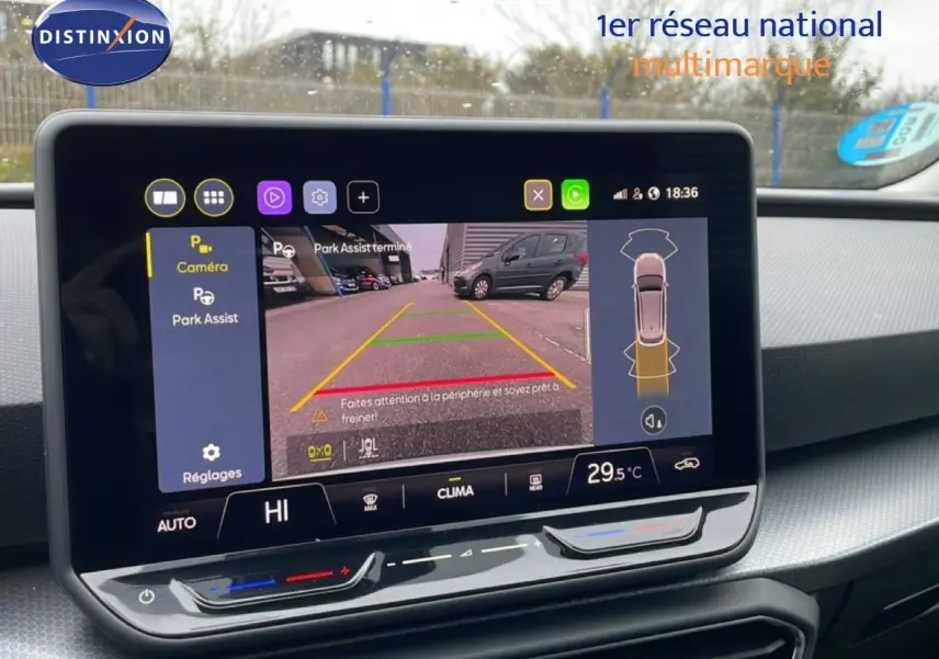 Vue intérieure centrée sur l’écran tactile du système d’aide au stationnement de la SEAT Leon gris Fiord 2025.
