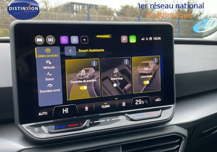Vue intérieure centrée sur l'écran tactile du tableau de bord de la SEAT LEON gris Fiord, affichant les assistants de conduite.