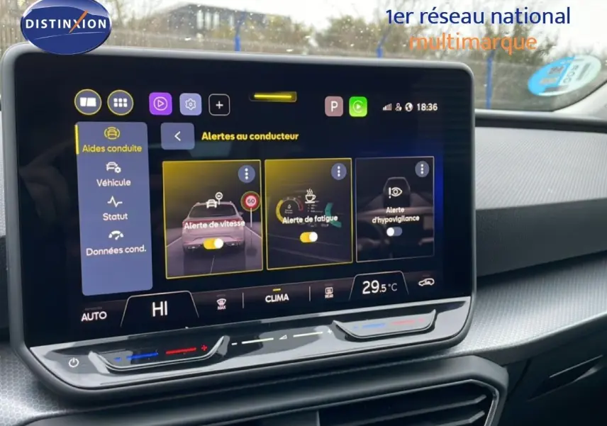 Écran tactile central du tableau de bord de la SEAT LEON IV gris Fiord, affichant les alertes au conducteur.