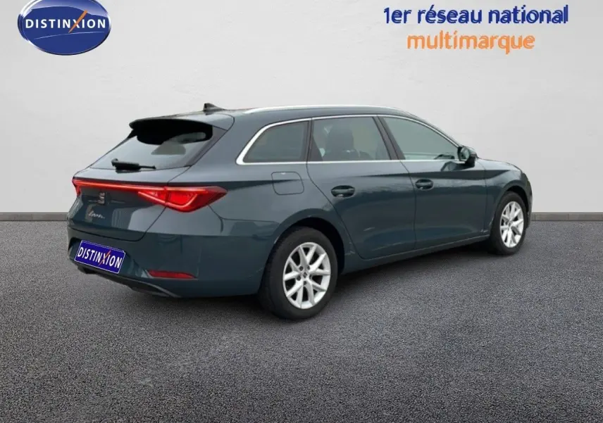 SEAT Leon IV gris Fiord en break, vue 3/4 arrière droit, avec feux arrière LED et jantes alliage.