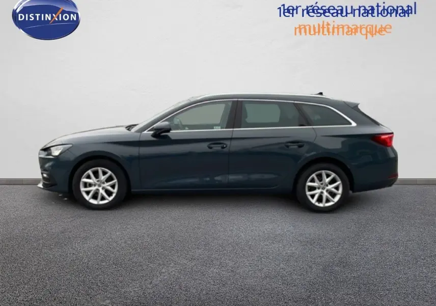 Profil côté gauche d'une SEAT LEON IV gris fiord, break 5 portes, avec jantes alliage et lignes épurées.