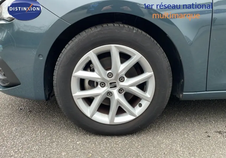 Gros plan sur la roue avant gauche d'une SEAT LEON IV gris Fiord avec jante alliage 16 pouces.