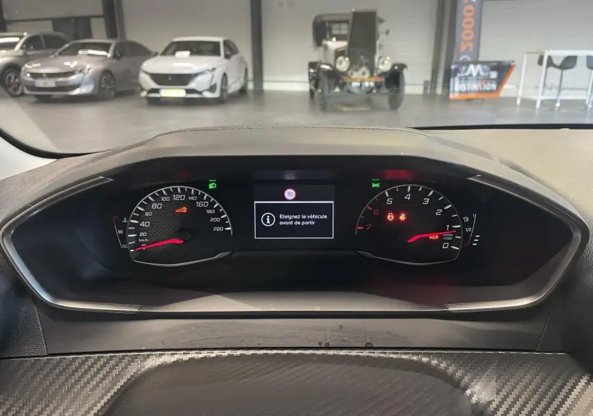 Vue rapprochée du combiné d'instruments numérique Peugeot 208 2024 avec affichage digital et compte-tours.