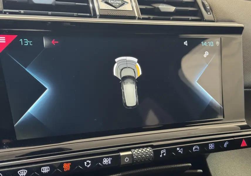 Vue rapprochée de l’écran tactile central du DS7 Crossback gris foncé, affichant le système de détection de proximité.