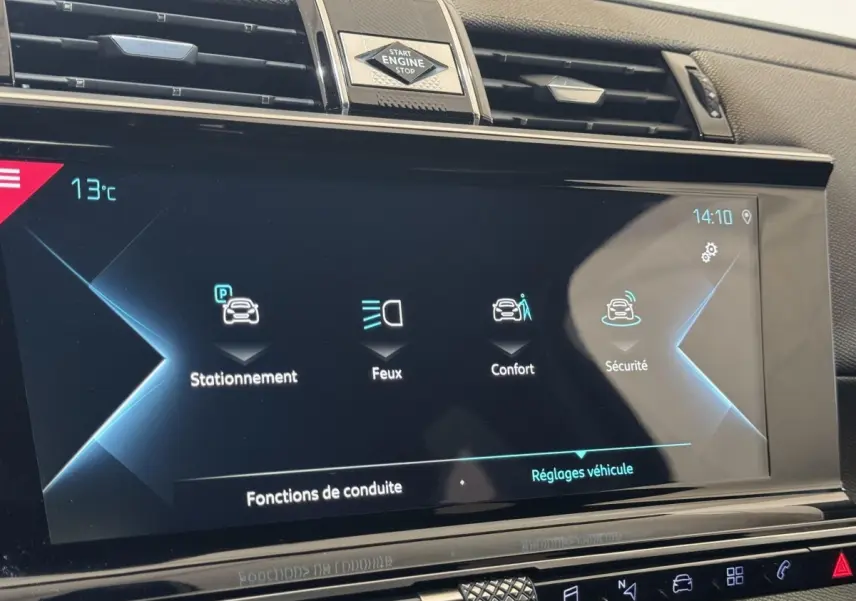 Écran tactile central du DS7 Crossback E-TENSE 225 Bastille+ affichant les réglages de conduite, vue intérieure rapprochée.