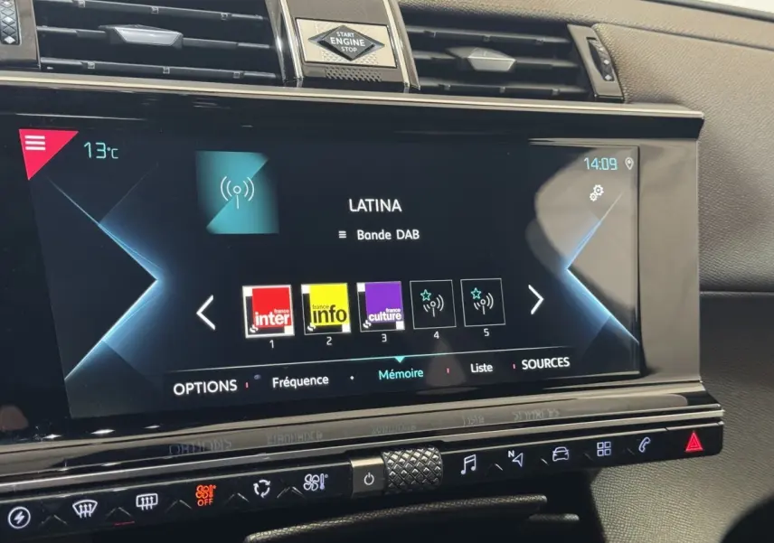 Gros plan sur l’écran tactile central du DS7 Crossback gris foncé, affichant la radio DAB et les commandes multimédia.