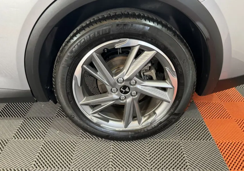 Gros plan sur la roue avant droite gris foncé du DS7 Crossback E-TENSE 225 avec jante alliage au design moderne.