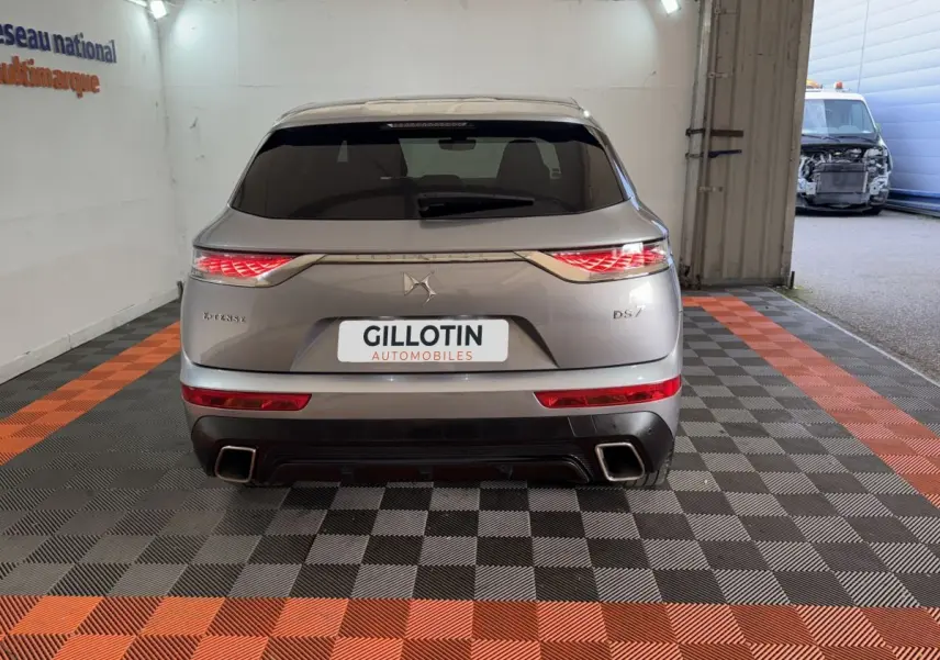 Vue arrière d'un DS7 Crossback E-TENSE gris foncé avec feux LED et double sortie d'échappement rectangulaire.