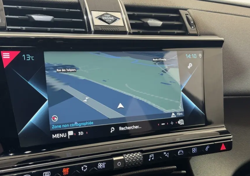 Vue rapprochée de l’écran tactile de navigation du tableau de bord du DS7 Crossback gris foncé, affichant une carte 3D.