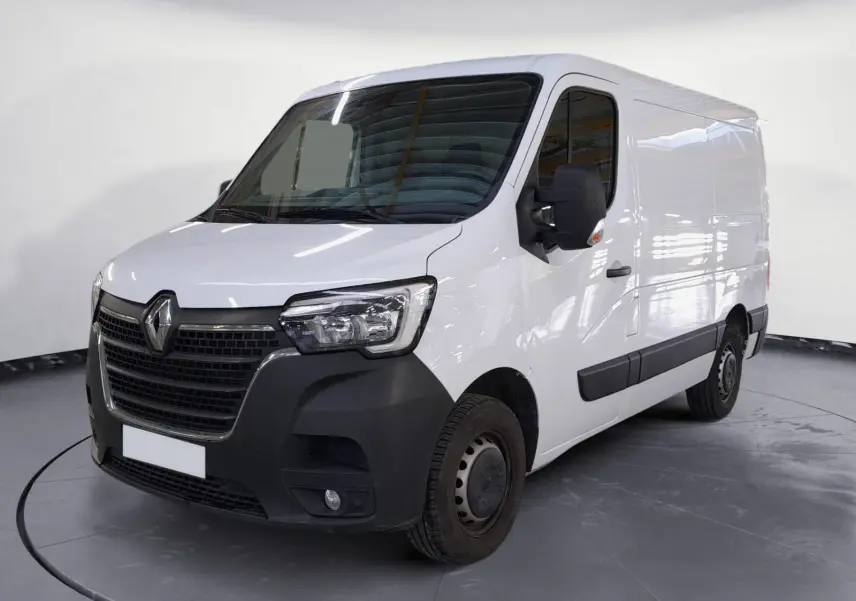 Renault Master blanc en vue 3/4 avant droit, fourgon utilitaire avec pare-chocs noirs et jantes acier.