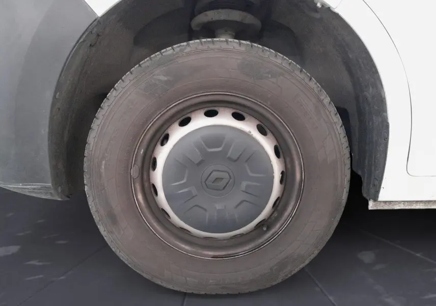 Gros plan sur la roue avant droite blanche d’un Renault Master 2023 avec enjoliveur gris et jante acier noire.