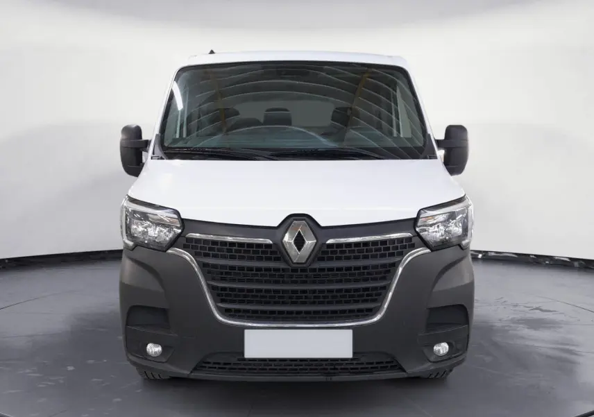 Vue frontale du Renault Master blanc 2023 avec calandre noire et logo Renault central bien visible.