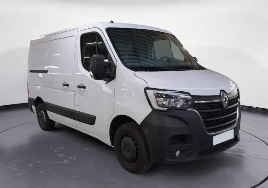 Vue 3/4 avant droit d’un Renault Master blanc 2023 avec pare-chocs noirs et grande surface latérale lisse.