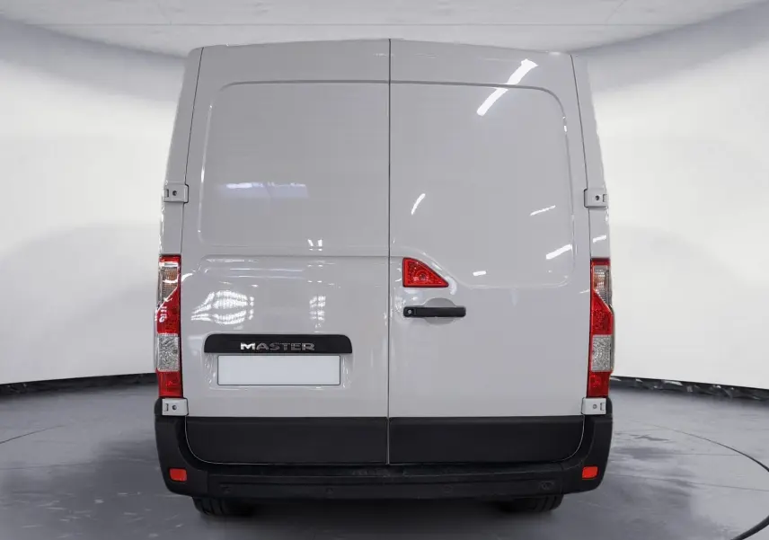 Vue arrière d’un utilitaire Renault Master blanc L1H1 avec portes battantes et feux rouges verticaux.