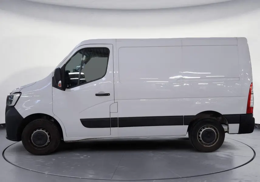 Vue latérale gauche d’un Renault Master blanc L1H1, fourgon utilitaire avec bande noire basse et roues acier.