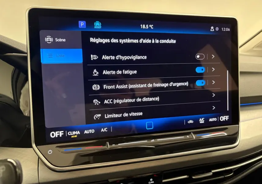 Écran tactile central affichant les réglages d’aide à la conduite dans une Volkswagen Golf 2.0 TDI 2025 couleur reflet d’argent.