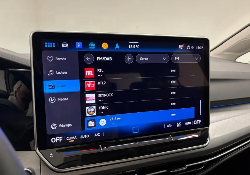 Écran tactile central de la Volkswagen Golf 2025 en reflet d'argent, affichant les options radio FM/DAB.