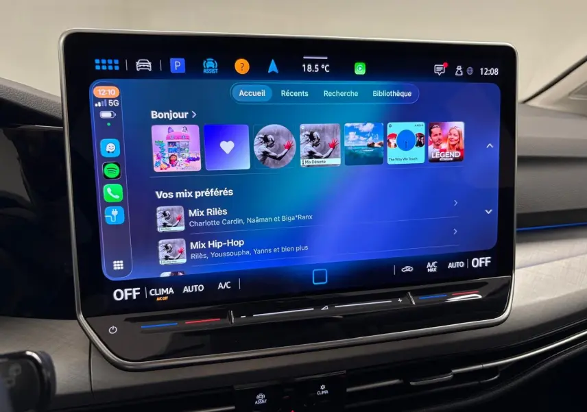Écran tactile central affichant l'interface multimédia d'une Volkswagen Golf 2.0 TDI 2025, intérieur moderne et épuré.