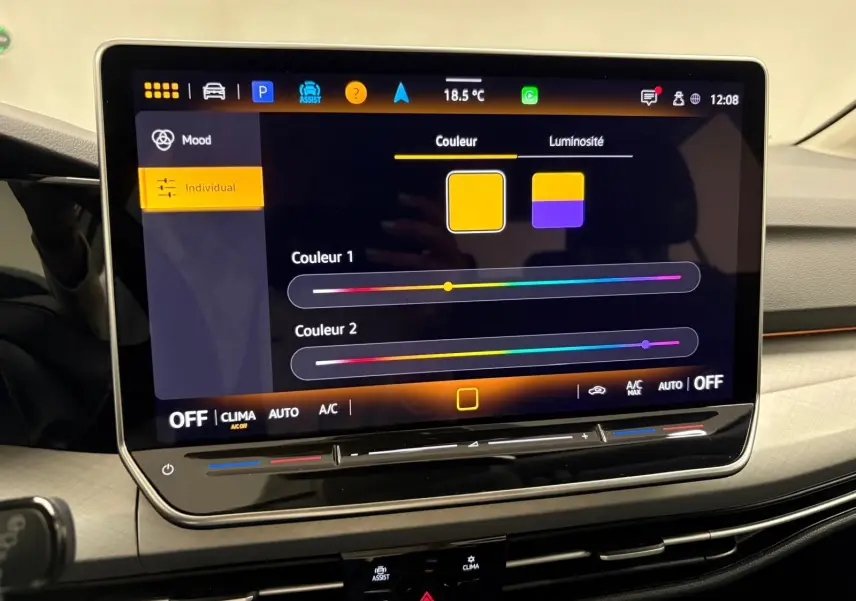 Écran tactile central affichant les réglages de couleur d'ambiance dans une Volkswagen Golf 2.0 TDI 2025 reflet d'argent.