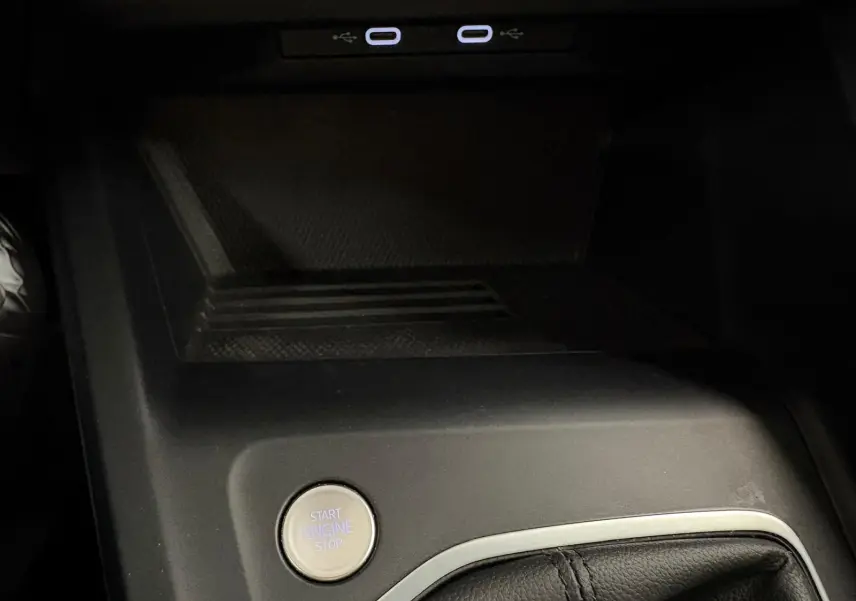 Gros plan sur la console centrale de la Volkswagen Golf 2.0 TDI 116 BVM6 Life Plus 2025, avec bouton start/stop et ports USB.
