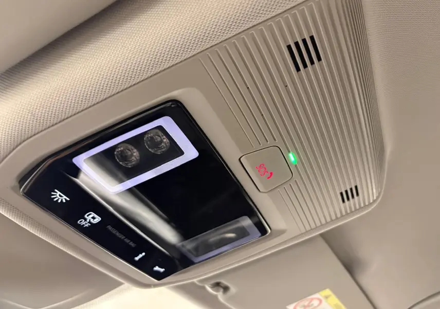 Détail du plafonnier intérieur avec éclairage LED et bouton SOS de la Volkswagen Golf 2025 couleur reflet d'argent.