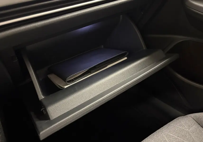 Gant de boîte à gants ouvert dans une Volkswagen Golf 2.0 TDI 116 BVM6 Life Plus 2025, intérieur noir.