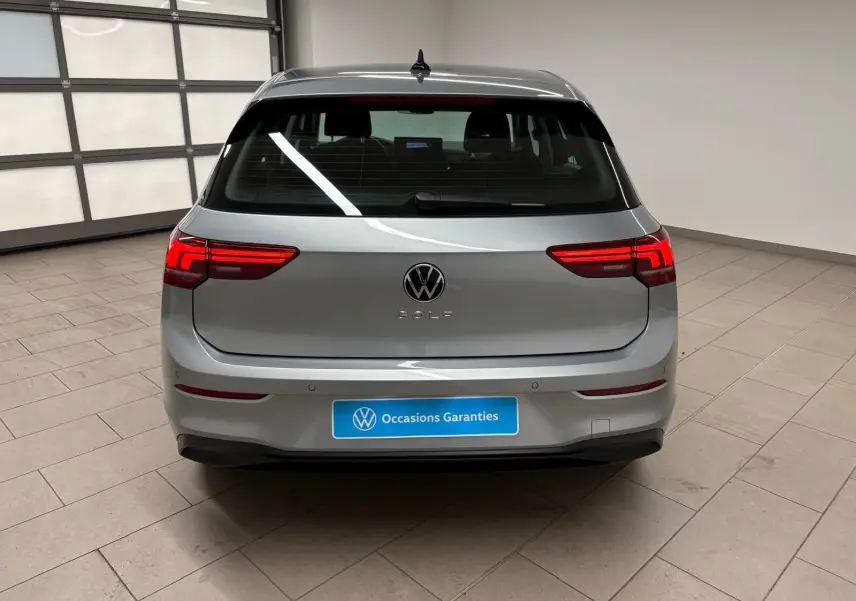 Vue arrière d'une Volkswagen Golf 2.0 TDI 116 BVM6 Life Plus 2025 en reflet d'argent, avec feux LED allumés.