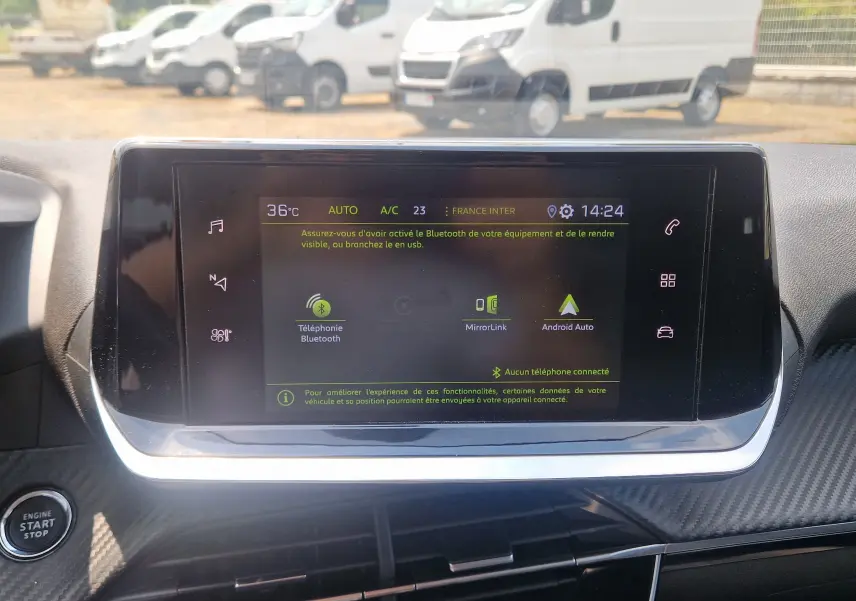 Écran tactile central du tableau de bord de la Peugeot 208 bleu Vertigo, affichant les options Bluetooth et Android Auto.