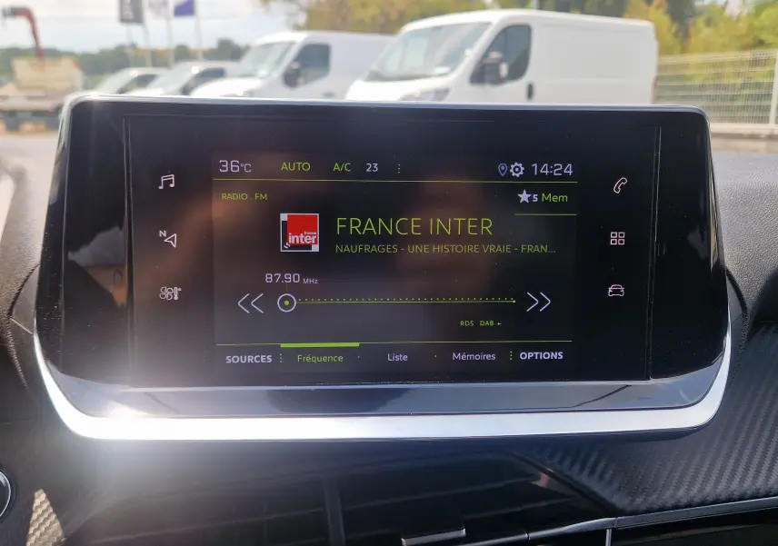 Écran tactile central du Peugeot 208 1.2 PureTech 110 Allure Pack affichant la radio France Inter en extérieur.