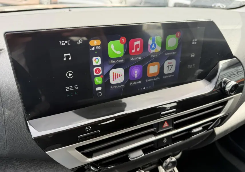 Écran tactile central du tableau de bord de la Citroën C4 ë-136 2025 avec interface Apple CarPlay affichée.
