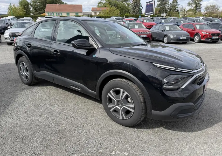 Citroën C4 ë-136 électrique noire vue 3/4 avant droit avec inserts noir brillant autour des antibrouillards.