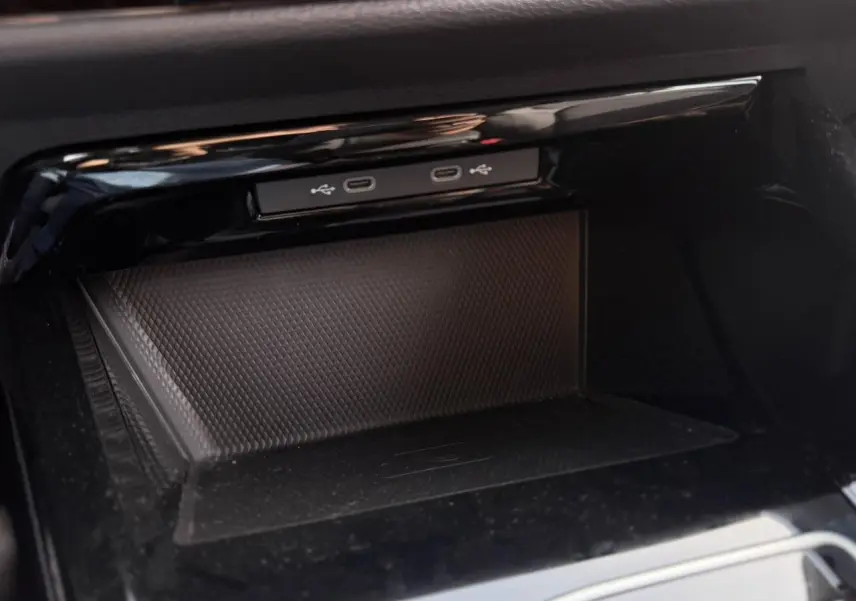 Gros plan sur la console centrale de la Volkswagen Golf VIII 2.0 TSI 190 DSG Style 2024, zone de charge avec ports USB-C.