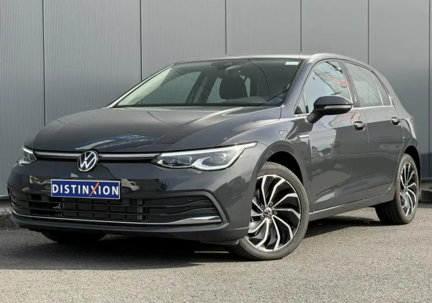 Volkswagen Golf VIII 2.0 TSI gris Urano vue 3/4 avant droit avec jantes alliage distinctives.